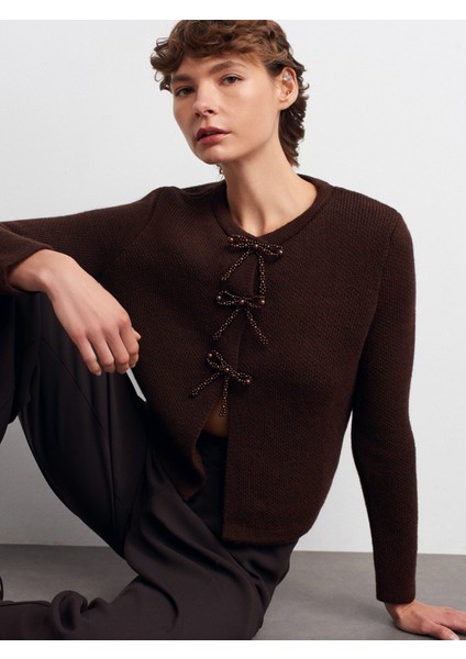 60983 Incili Fiyonk Aksesuarlı Triko Hırka-Kahve