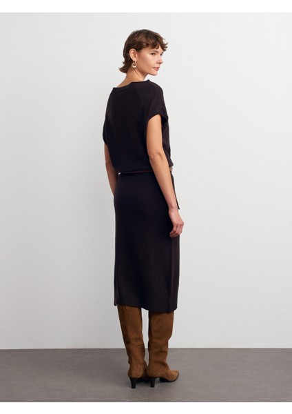 90256 Asimetrik Yaka Yünlü Kemerli Triko Elbise-Koyu Kahve fiyatları