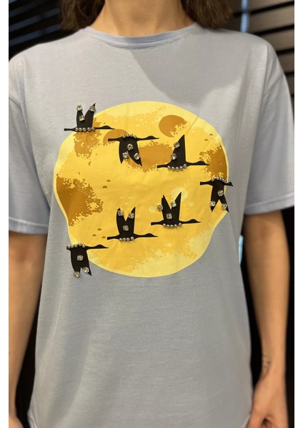 Bisiklet Yaka Taş Işlemeli Baskılı Kadın Tişört P-00016724 fırsatları