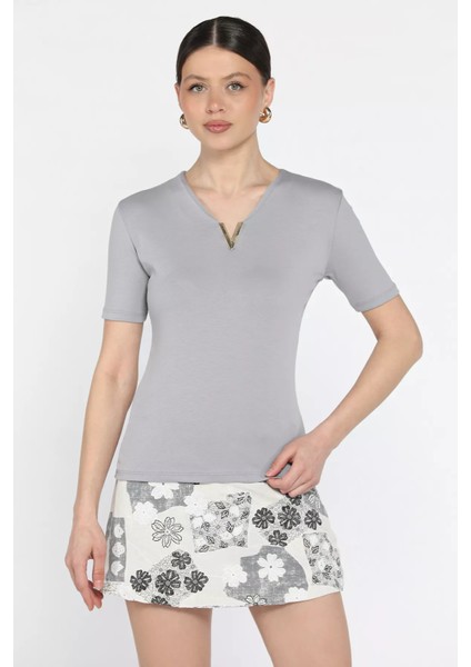 Kadın V Yaka Gold Toka Detaylı Likralı Bluz P-00016688