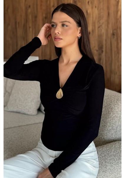 Kadın V Yaka Gold Aksesuar Detaylı Bluz P-00018077