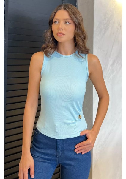 Yan Büzgülü Düğme Detaylı Sıfır Kol Bluz P-00017990