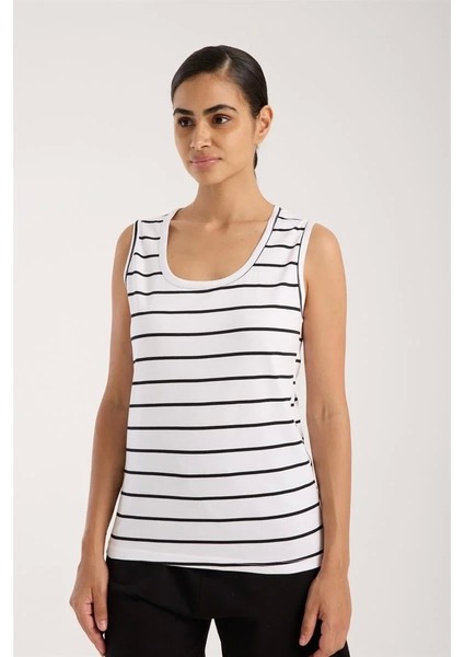 Moda Kadın Kalın Askılı Beyaz Şortlu Pijama Takımı modelleri