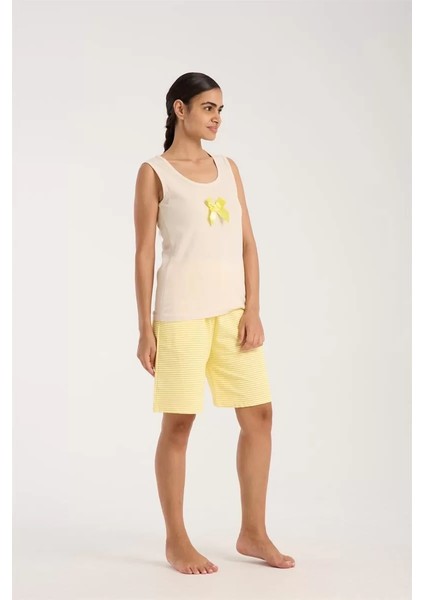 Moda Kadın Beyaz Kurdele Detaylı Sarı Çizgili Şortlu Pijama Takımı fiyatları