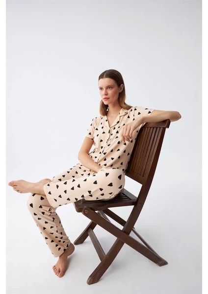 Moda Kadın Krem Rengi Kalp Desenli Önden Düğmeli Pijama Takımı