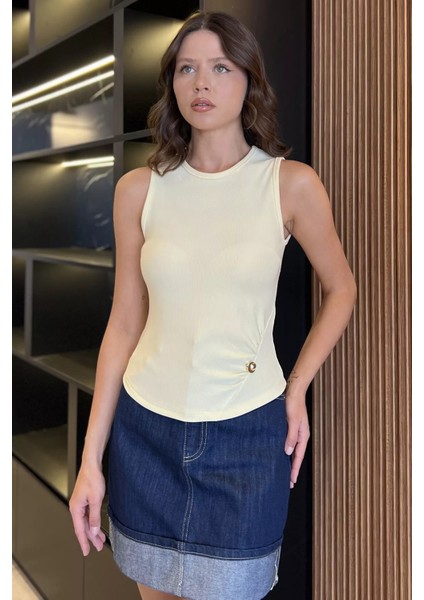 Yan Büzgülü Düğme Detaylı Sıfır Kol Bluz P-00017990