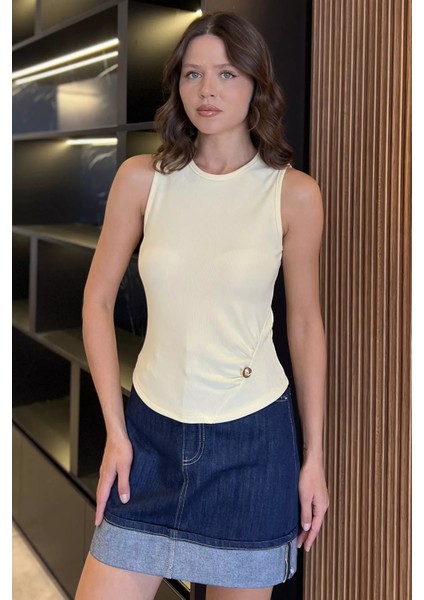 Yan Büzgülü Düğme Detaylı Sıfır Kol Bluz P-00017990 fiyatları