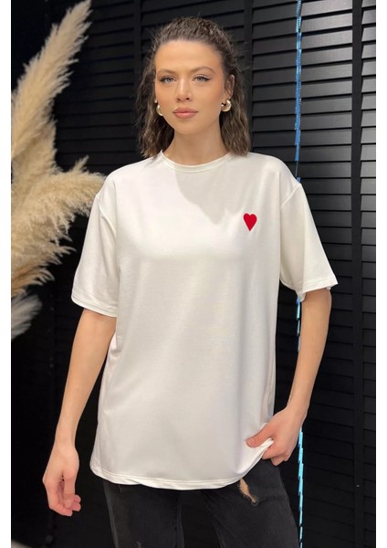 Kadın Bisiklet Yaka Kalp Nakışlı Salaş Tişört P-00016799