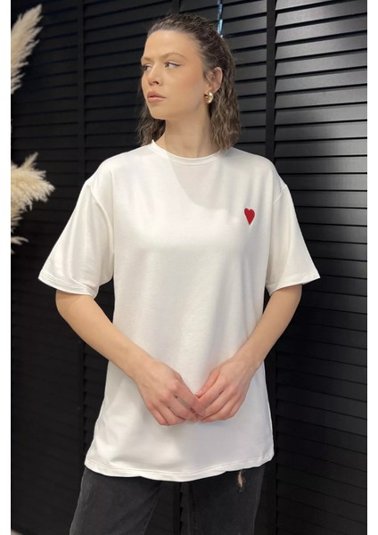 Kadın Bisiklet Yaka Kalp Nakışlı Salaş Tişört P-00016799 fiyatları
