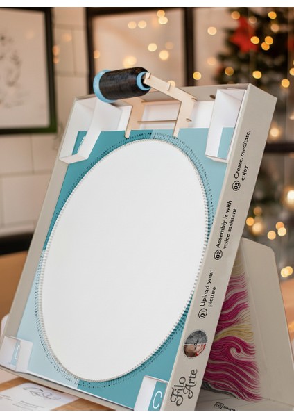 Fílografi Resim Tablosu 50x50 cm MDF üzerine 240 çivi ile Kutu içeriğinde çıkan özel Kod sayesinde istediğiniz resmi üretebilirsiniz.