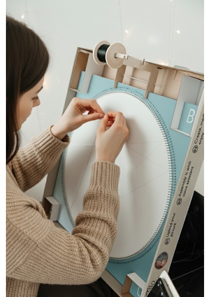 Fílografi Resim Tablosu 50x50 cm MDF üzerine 240 çivi ile Kutu içeriğinde çıkan özel Kod sayesinde istediğiniz resmi üretebilirsiniz. fiyatları