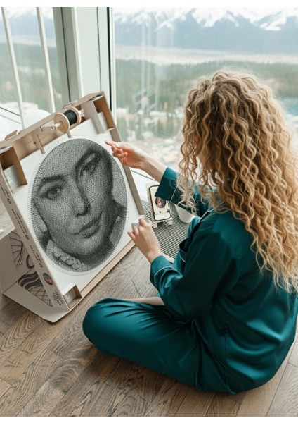 Fílografi Resim Tablosu 50x50 cm MDF üzerine 240 çivi ile Kutu içeriğinde çıkan özel Kod sayesinde istediğiniz resmi üretebilirsiniz. indirimleri