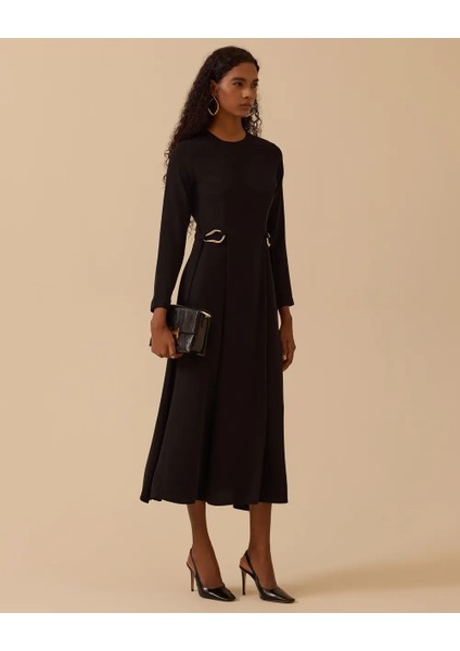 Kadın A Kesim Beli Metal Aksesuarlı Maksi Elbise - Siyah