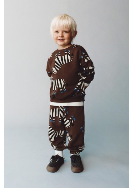 Erkek Çocuk Pamuklu Kahverengi Zebra Desenli Sweatshirt ve Eşofman Altı Takım – Günlük Rahat Kombin