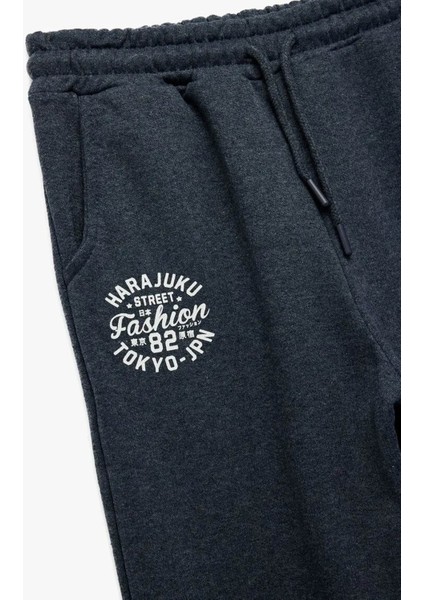 Şardonlu Baskı Detaylı Beli Bağlamalı Jogger Lacivert Erkek Çocuk Eşofman Altı 6WKB40099TK modelleri