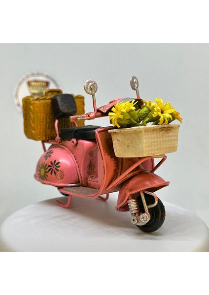 El Yapımı Dekoratif Pembe Çiçekli Scooter Motosiklet Model – Metal Biblo & Vintage Maket (13 Cm)