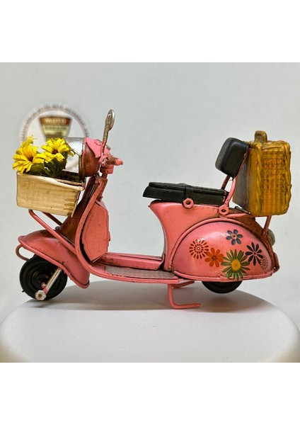 El Yapımı Dekoratif Pembe Çiçekli Scooter Motosiklet Model – Metal Biblo & Vintage Maket (13 Cm)