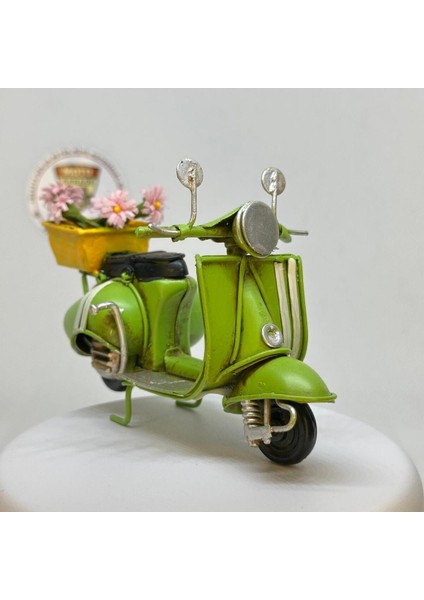 El Yapımı Yeşil Sepetli ve Çiçekli Scooter Motosiklet – Metal Biblo (13 Cm)