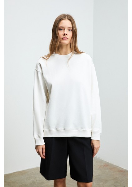 Karıus Kadın Organik Pamuklu Içi Polarsız Oversize Yuvarlak Yakalı Beyaz Sweatshirt