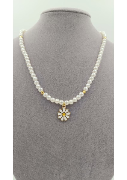 Papatya Işıltısı – Altın Detaylı Inci Kolye