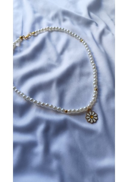 Papatya Işıltısı – Altın Detaylı Inci Kolye modelleri