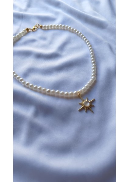 Güneşin Kalbi – Inci ve Altın Detaylı Kolye modelleri