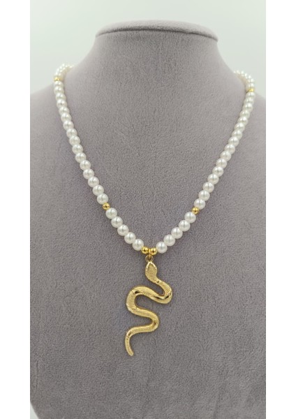 Inci Detaylı Altın Rengi Yılan Figürlü Kolye – Cesur ve Şık Tarzın Simgesi