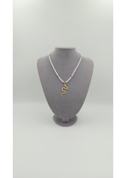 Inci Detaylı Altın Rengi Yılan Figürlü Kolye – Cesur ve Şık Tarzın Simgesi fiyatları