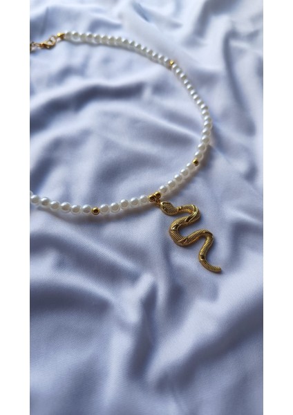 Inci Detaylı Altın Rengi Yılan Figürlü Kolye – Cesur ve Şık Tarzın Simgesi indirimleri