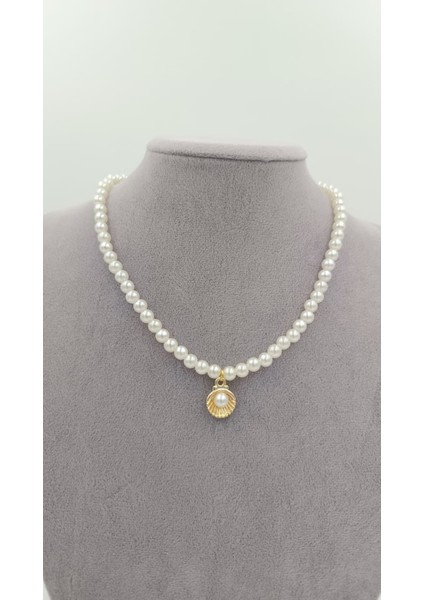 Zarif Deniz Kabuğu Detaylı Inci Kolye – Şıklığıyla Göz Kamaştıran Tasarım