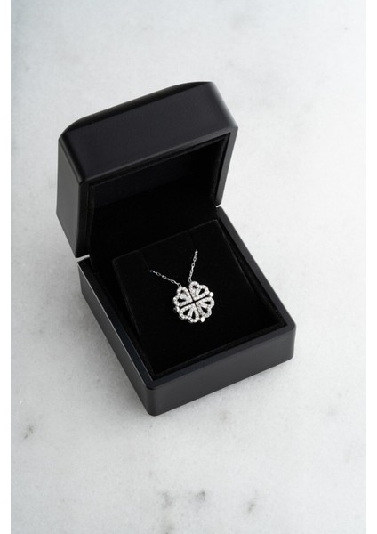 925 Ayar Gümüş Işıklı Kutuda Açılır Kapanır Mıknatıslı Baget Taşlı 4 Yapraklı Yonca Şans Kolye