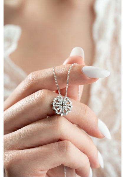 925 Ayar Gümüş Işıklı Kutuda Açılır Kapanır Mıknatıslı Baget Taşlı 4 Yapraklı Yonca Şans Kolye fiyatları