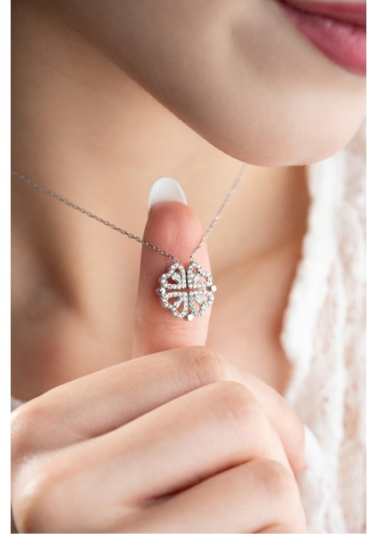 925 Ayar Gümüş Işıklı Kutuda Açılır Kapanır Mıknatıslı Baget Taşlı 4 Yapraklı Yonca Şans Kolye modelleri