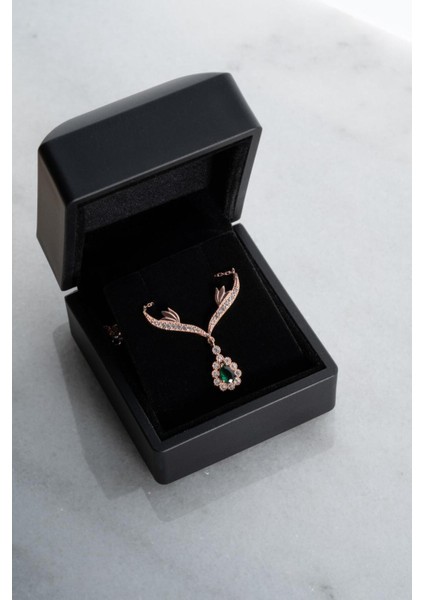 925 Ayar Gümüş Işıklı Kutuda Gümüş Zümrüt Taşlı Damla Model Kadın Gümüş Kolye