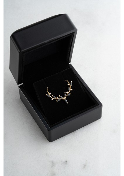 925 Ayar Işıklı Kutuda Gümüş Gold Kaplama Siyah Mekik Taşlı Zarif Sarmaşık Kolye