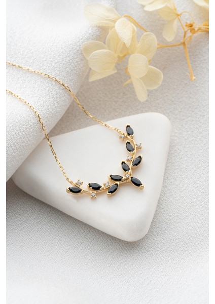 925 Ayar Işıklı Kutuda Gümüş Gold Kaplama Siyah Mekik Taşlı Zarif Sarmaşık Kolye fiyatları