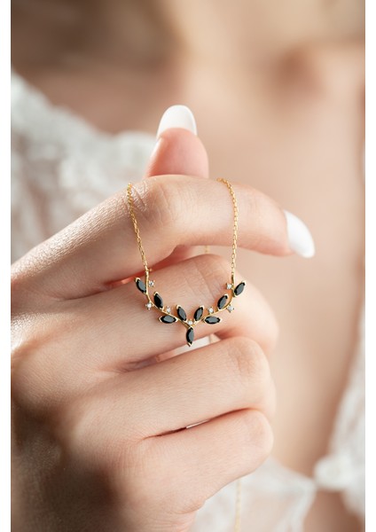 925 Ayar Işıklı Kutuda Gümüş Gold Kaplama Siyah Mekik Taşlı Zarif Sarmaşık Kolye modelleri