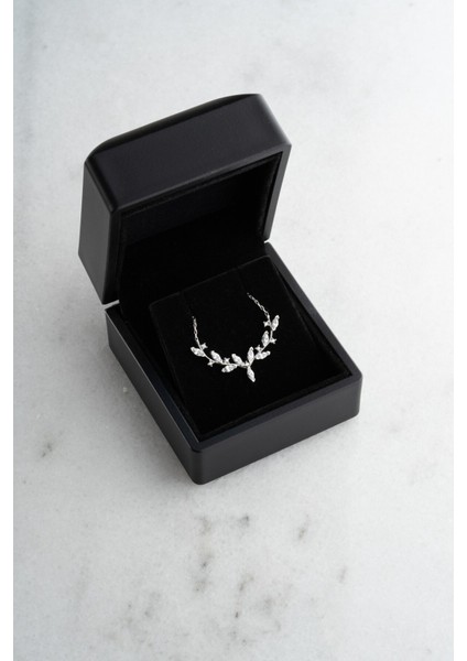 925 Ayar Işıklı Kutuda Gümüş Rodyum Kaplama Mekik Taşlı Zarif Sarmaşık Kolye