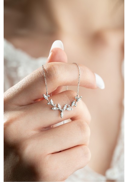 925 Ayar Işıklı Kutuda Gümüş Rodyum Kaplama Mekik Taşlı Zarif Sarmaşık Kolye fiyatları