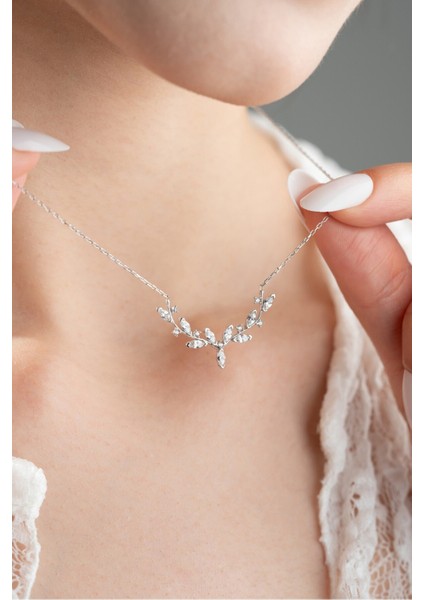 925 Ayar Işıklı Kutuda Gümüş Rodyum Kaplama Mekik Taşlı Zarif Sarmaşık Kolye modelleri