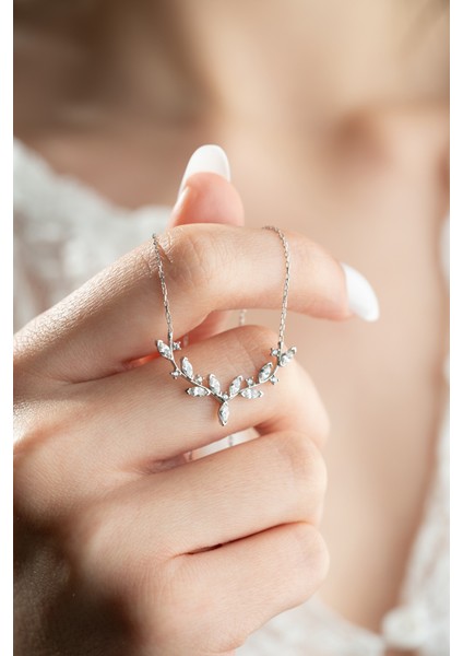 925 Ayar Gümüş Rodyum Kaplama Mekik Taşlı Zarif Sarmaşık Kolye