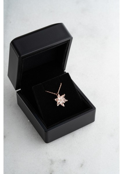 925 Ayar Işıklı Kutuda Beyaz Lotus Çiçeği Kolye Kadın Gümüş Kolye