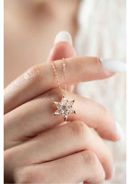 925 Ayar Işıklı Kutuda Beyaz Lotus Çiçeği Kolye Kadın Gümüş Kolye fiyatları