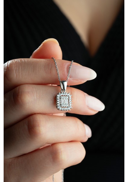 925 Ayar Gümüş Rodyumlu Baget Taşlı Beyaz Zikron Taş Döşemeli Kolye