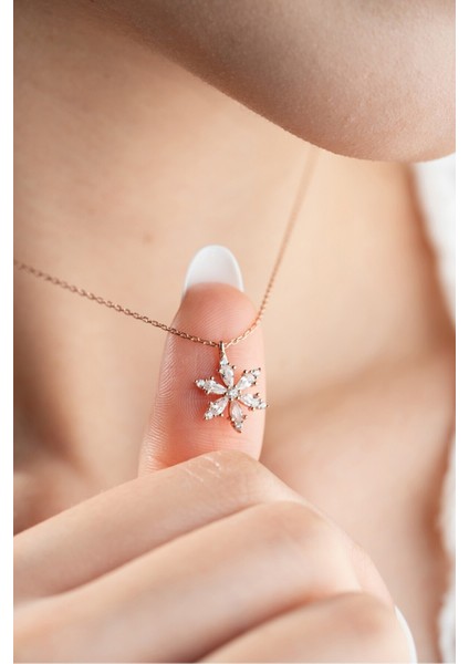 925 Ayar Gümüş Beyaz Taşlı Lotus Kamelya Çiçeği Kolye