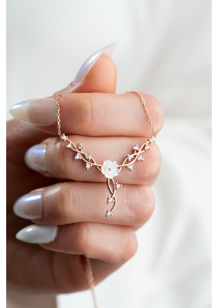 925 Ayar Gümüş Işıklı Kutuda Manolya Çiçeği Sarmaşık Model Kolye fiyatları