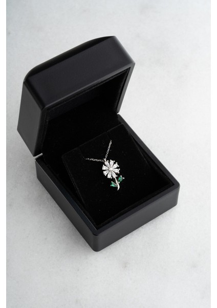 925 Ayar Işıklı Kutuda Gümüş Rodyum Kaplama Papatya Model Kadın Kolye