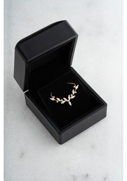 925 Ayar Işıklı Kutuda Gümüş Gold Kaplama Mekik Taşlı Zarif Sarmaşık Kolye