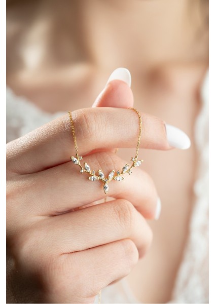 925 Ayar Işıklı Kutuda Gümüş Gold Kaplama Mekik Taşlı Zarif Sarmaşık Kolye fiyatları