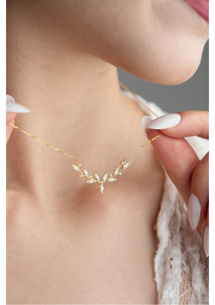 925 Ayar Işıklı Kutuda Gümüş Gold Kaplama Mekik Taşlı Zarif Sarmaşık Kolye modelleri